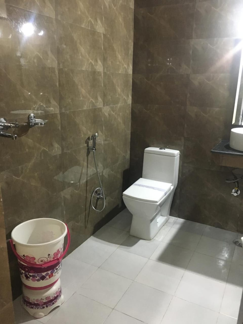 Shower, free toiletries