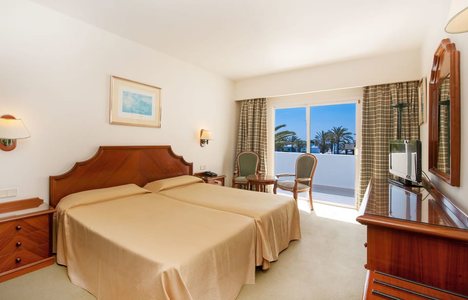 Minibar, in-room safe, blackout drapes, free WiFi