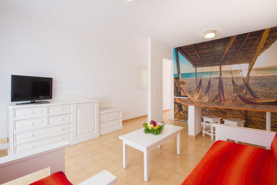 Family Twin Room | Minibar, in-room safe, blackout drapes, WiFi (free)
