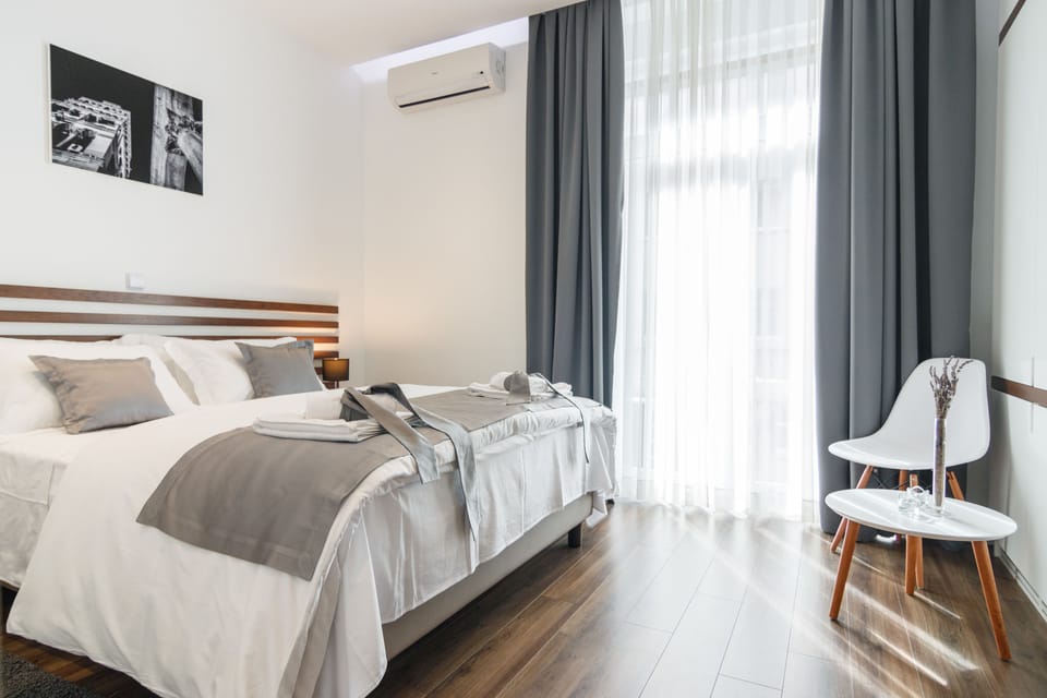 City Double Room, 1 King Bed | Premium bedding, down comforters, Select Comfort beds, minibar