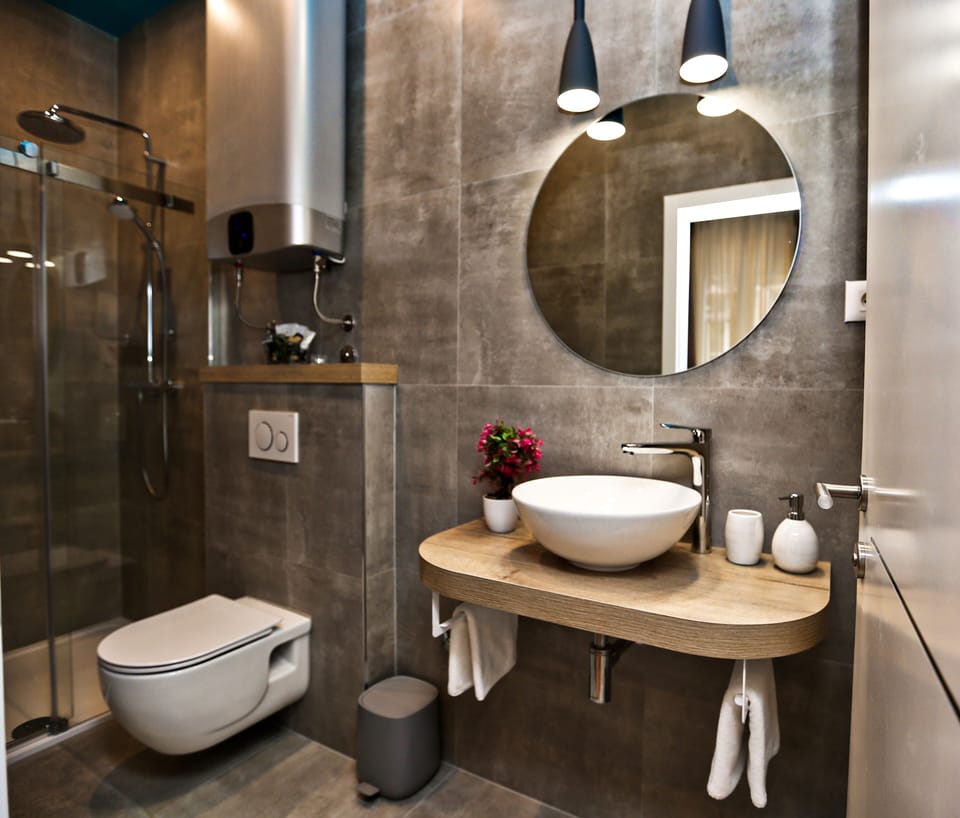 Deluxe Double or Twin Room | Bathroom | Shower, rainfall showerhead, free toiletries, hair dryer