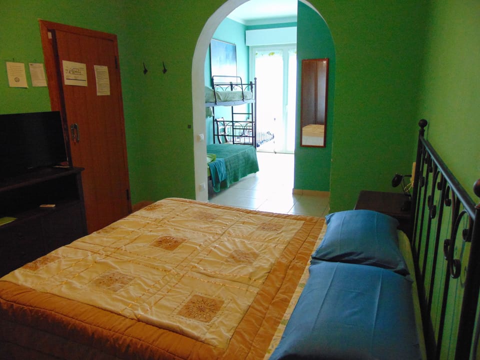 Quadruple Room, Ensuite | Premium bedding, desk, laptop workspace, blackout drapes