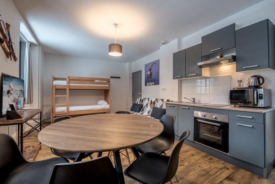 Apartment | Living area | 80-cm flat-screen TV with satellite channels, TV