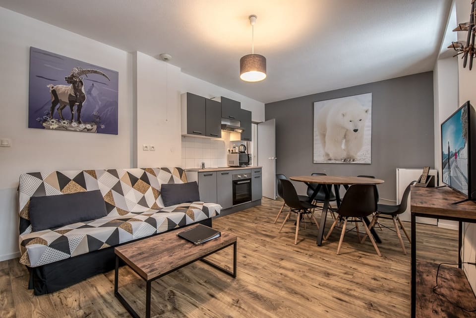Apartment | Living area | 80-cm flat-screen TV with satellite channels, TV