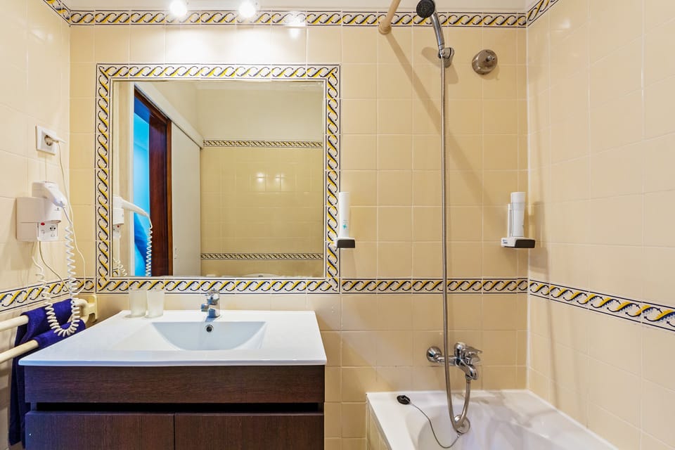 Single Room | Bathroom | Bathtub, free toiletries, hair dryer, towels