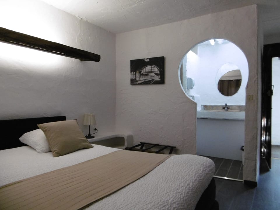Double Room | Premium bedding, desk, iron/ironing board, free cribs/infant beds