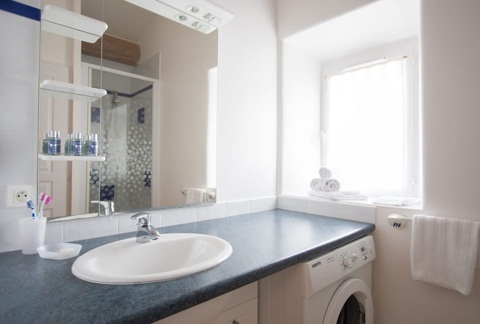 Apartment | Bathroom | Shower, hair dryer, bathrobes, towels