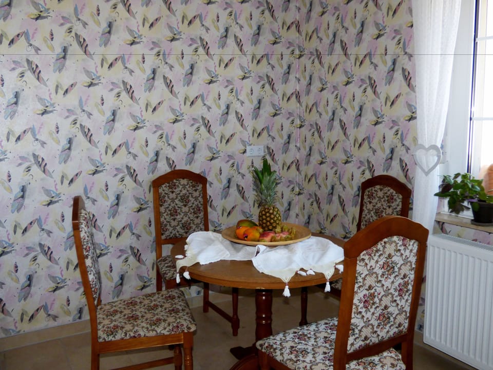 Comfort House, 3 Bedrooms | In-room dining