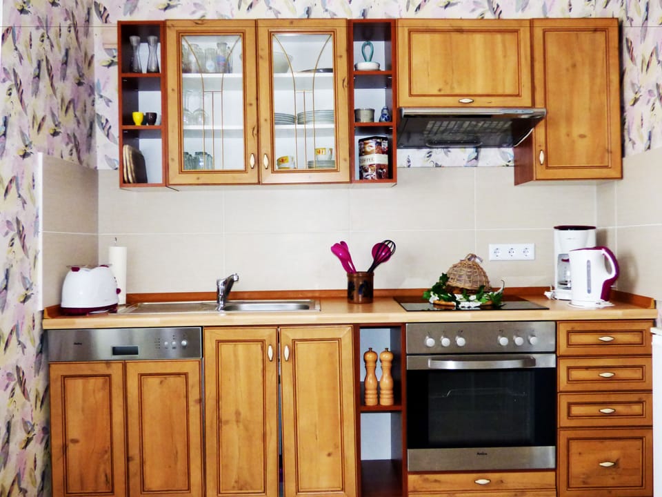 Comfort House, 3 Bedrooms | Private kitchen | Fridge, microwave, oven, stovetop