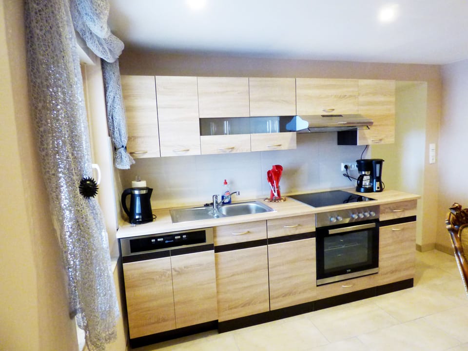 Comfort House, 3 Bedrooms | Private kitchen | Fridge, microwave, oven, stovetop