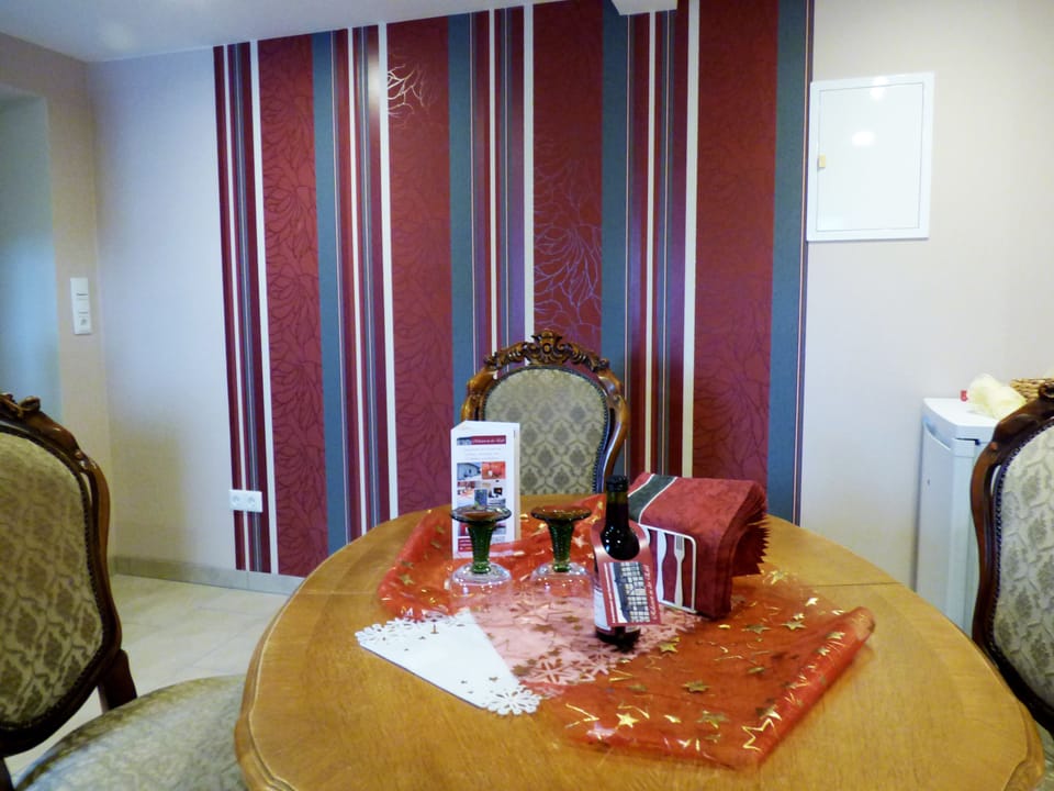 Luxury Condo, 1 Bedroom | In-room dining