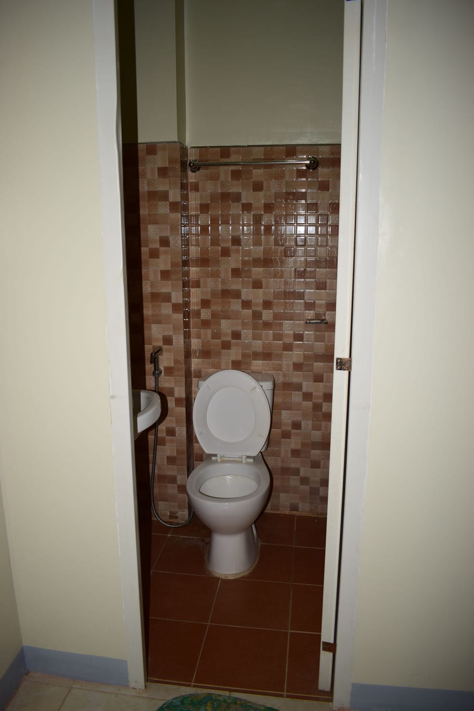 Classic Quadruple Room, 1 Queen Bed, Private Bathroom | Bathroom | Shower, free toiletries, bidet, towels