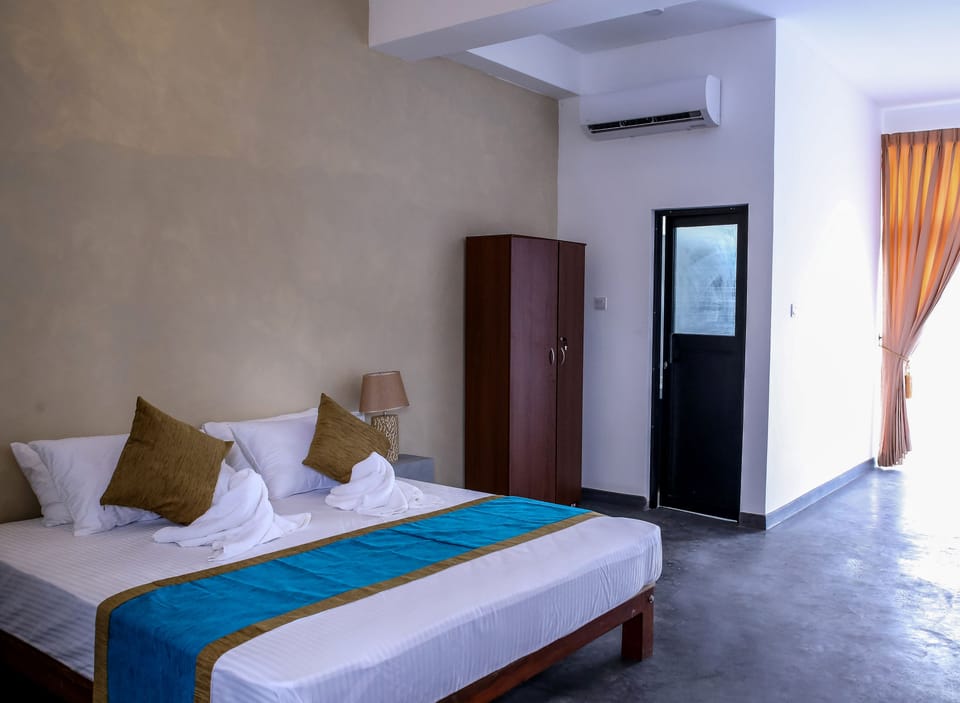 Premium bedding, in-room safe, soundproofing, bed sheets