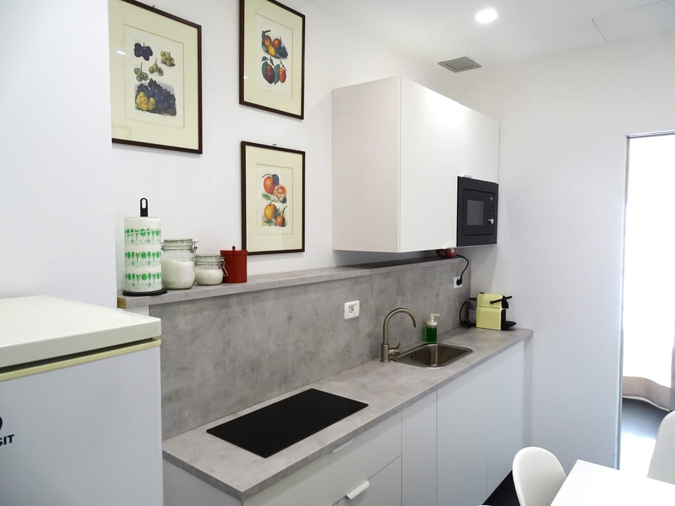 Suite, 2 Bedrooms | Private kitchen | Microwave