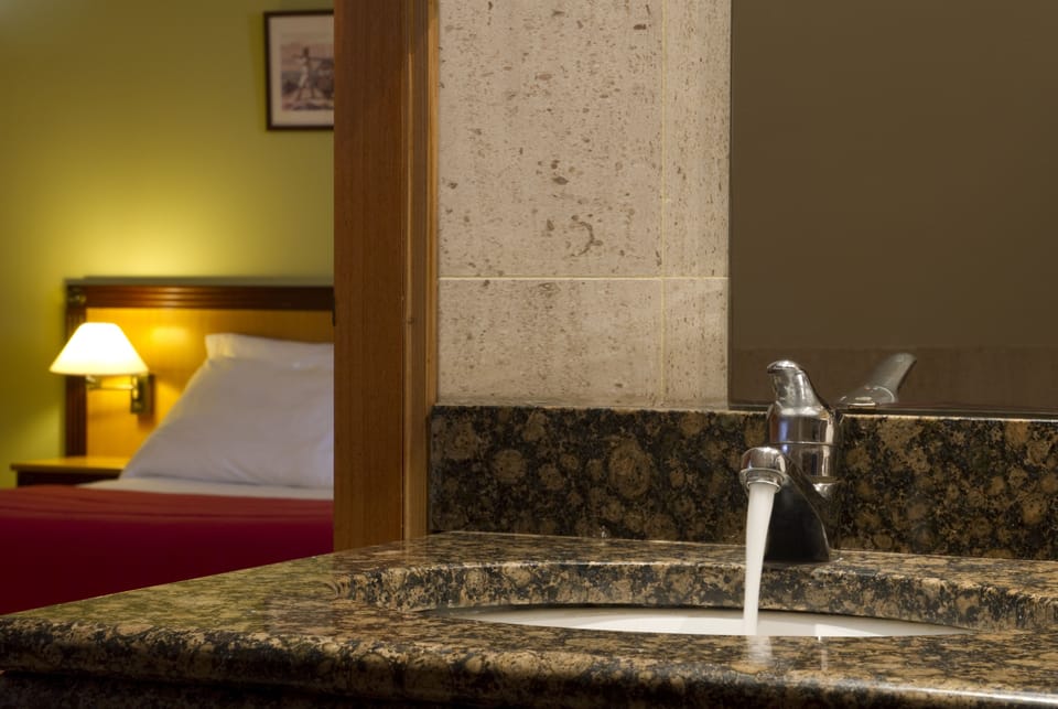 Combined shower/tub, spring water tub, free toiletries, hair dryer