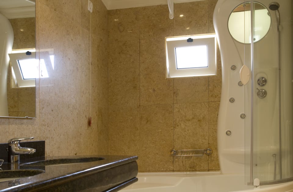 Junior Suite | Bathroom | Combined shower/tub, spring water tub, free toiletries, hair dryer