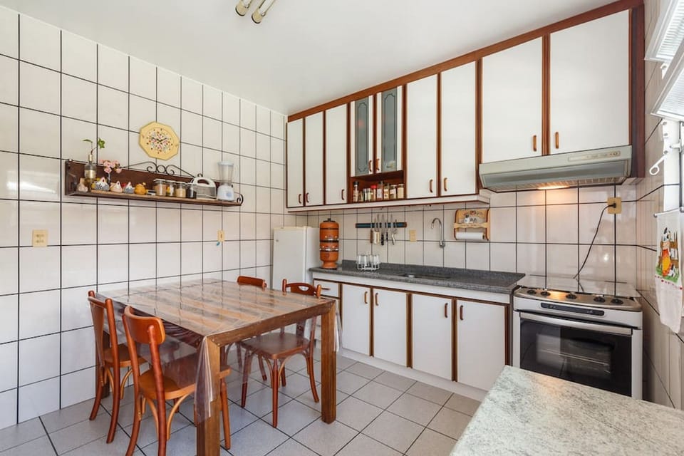 House, 4 Bedrooms | Private kitchen | Fridge, microwave, coffee/tea maker, cookware/dishes/utensils