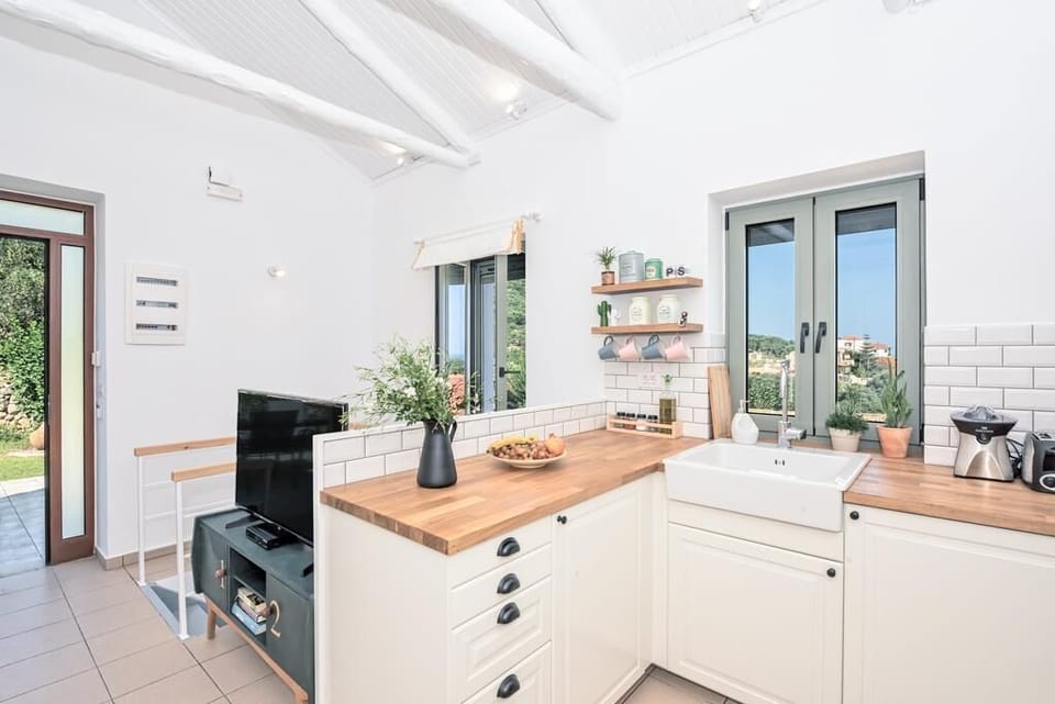 House, 3 Bedrooms | Private kitchen | Full-size fridge, oven, stovetop, coffee/tea maker