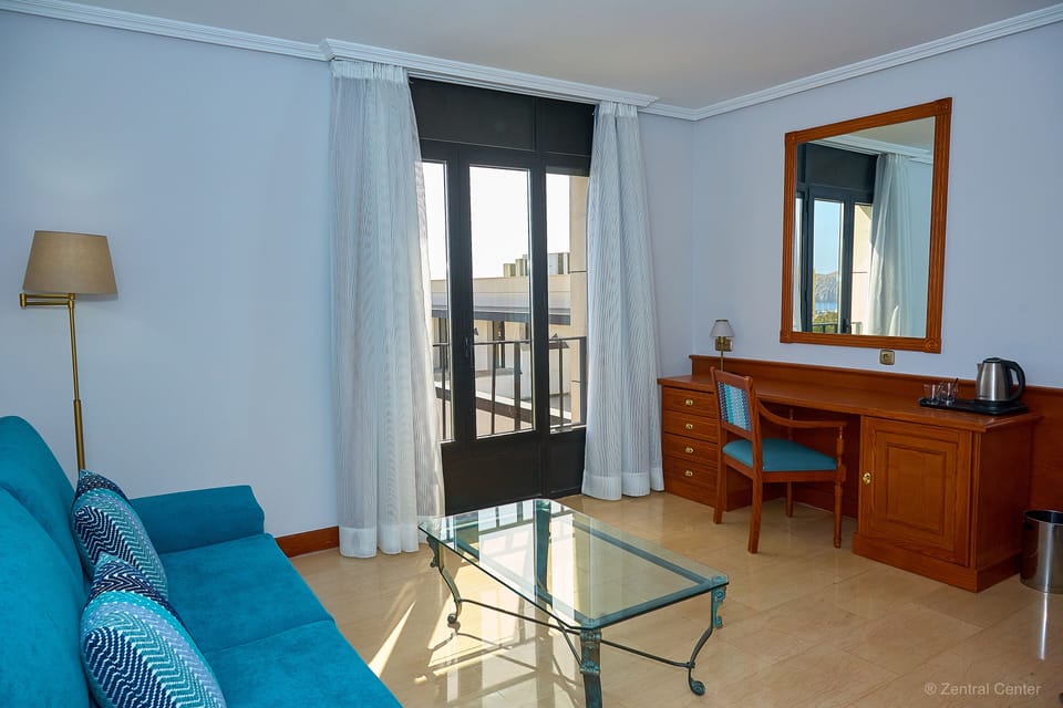 Junior Suite | Living room | Flat-screen TV
