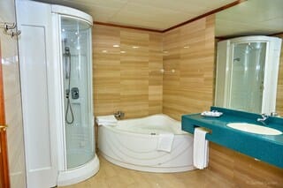 Deluxe Suite | Private spa tub