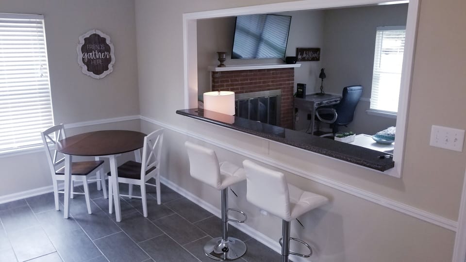 Breakfast Nook and Bar Area
