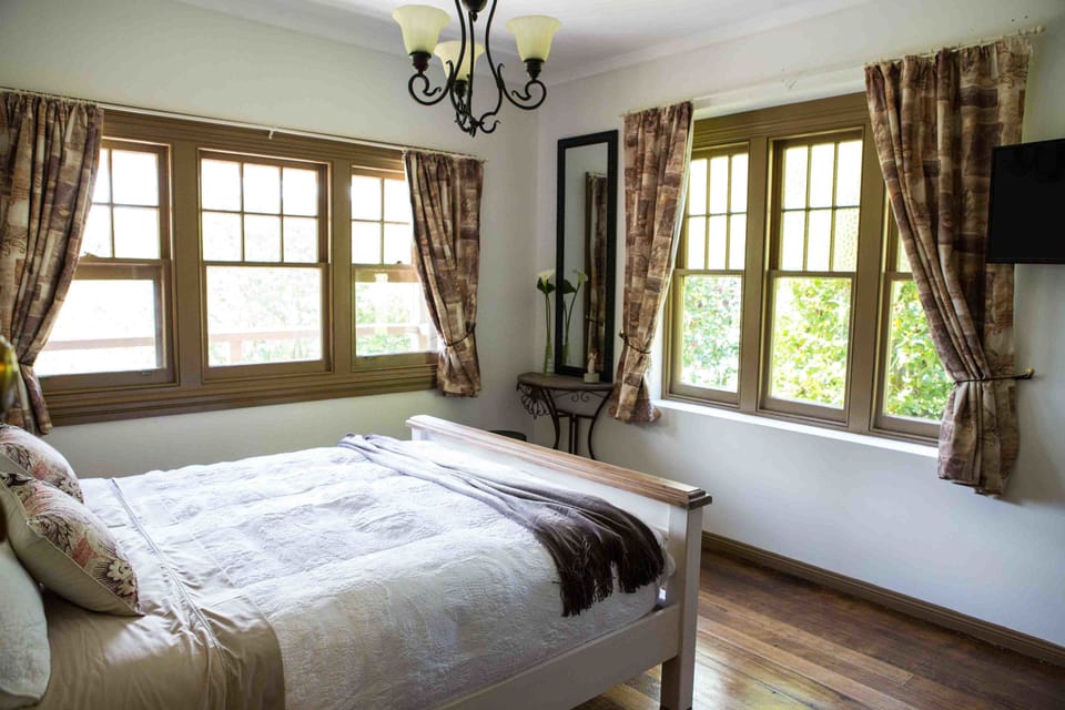Room Mt Donna Buang | Premium bedding, iron/ironing board, WiFi (free), bed sheets