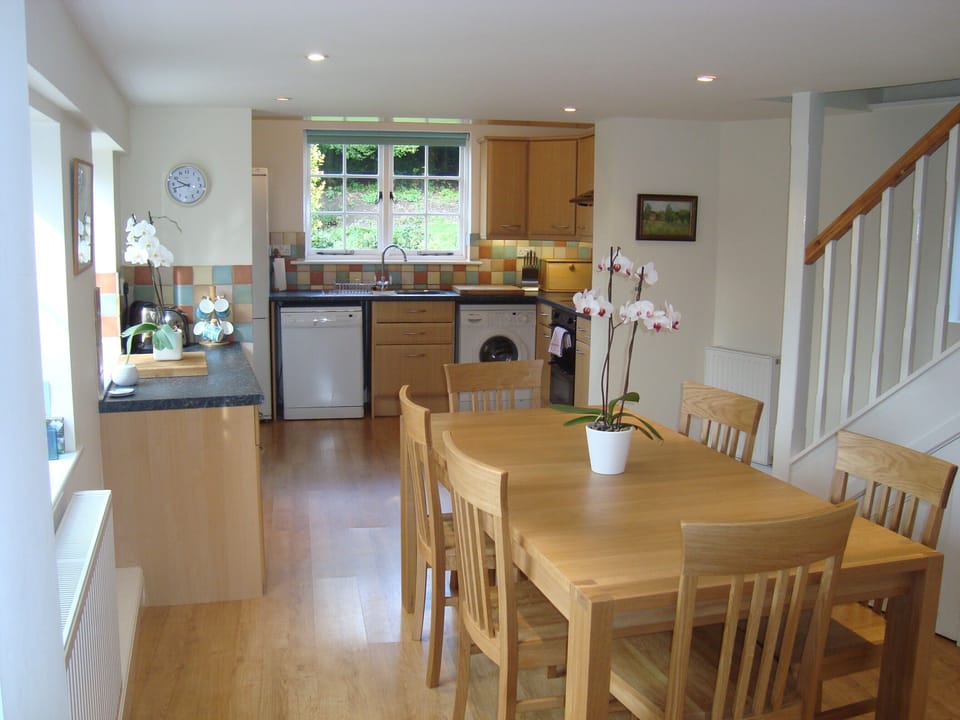Kitchen/dining room with seating for 6 people