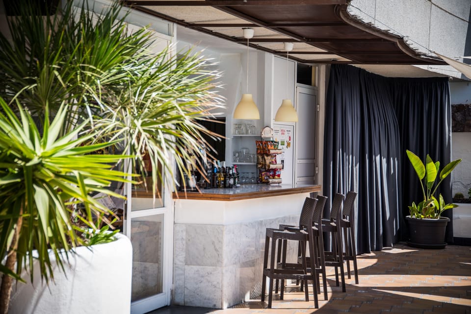Poolside bar
