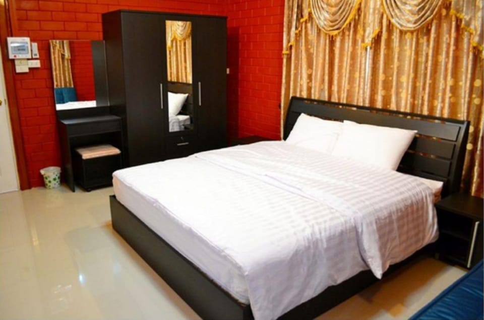 2 Bedroom House | Desk, blackout drapes, free WiFi