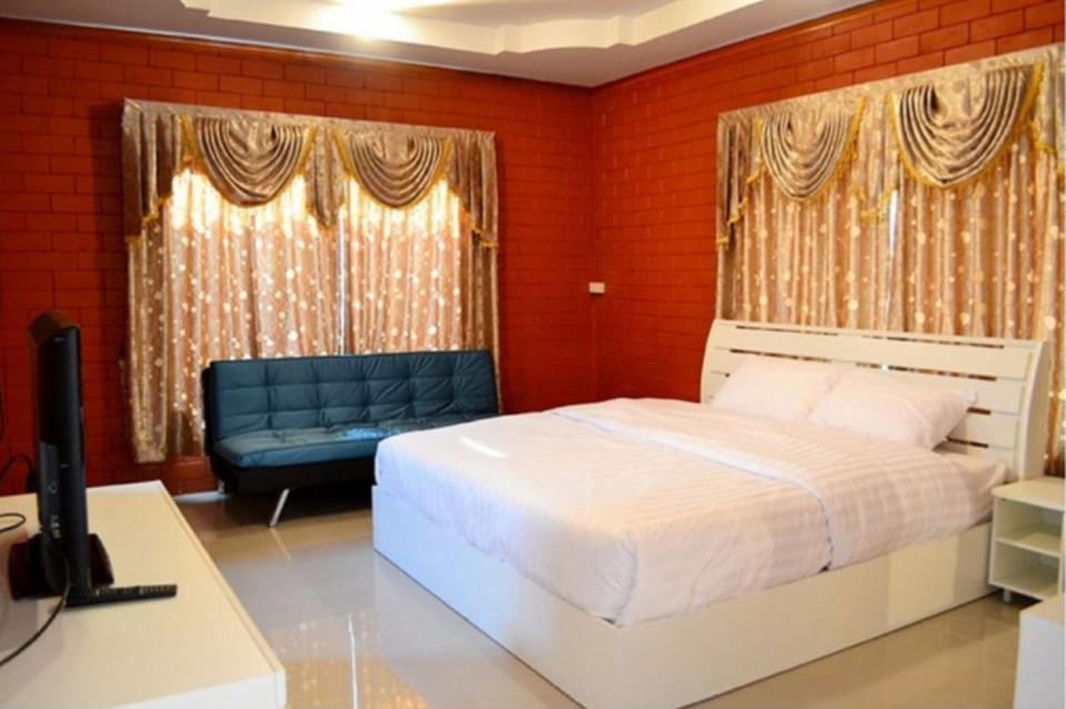 Standard Double Room | Desk, blackout drapes, free WiFi