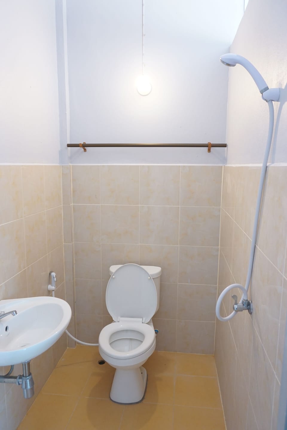 Standard Double Room | Bathroom | Shower, free toiletries, towels