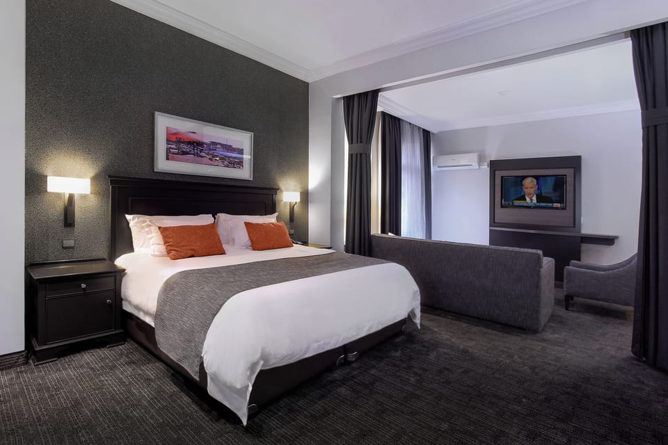 Executive Suite | In-room safe, desk, laptop workspace, blackout drapes