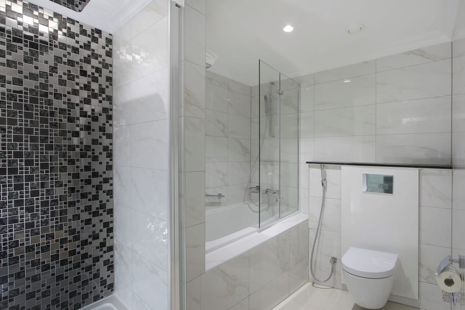 Executive Suite | Bathroom | Combined shower/tub, designer toiletries, hair dryer, bidet