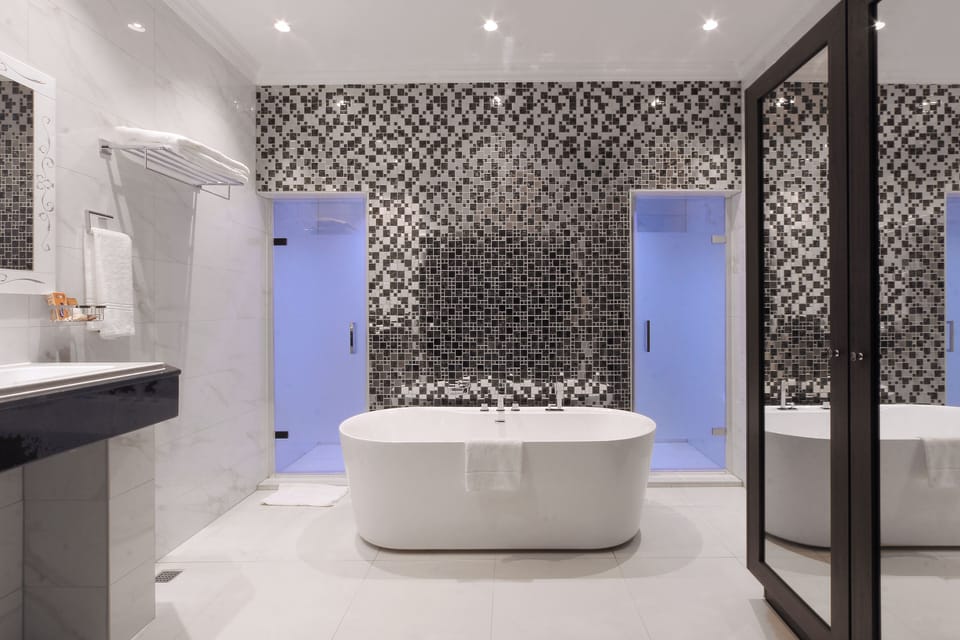 Loft | Bathroom | Combined shower/tub, designer toiletries, hair dryer, bidet