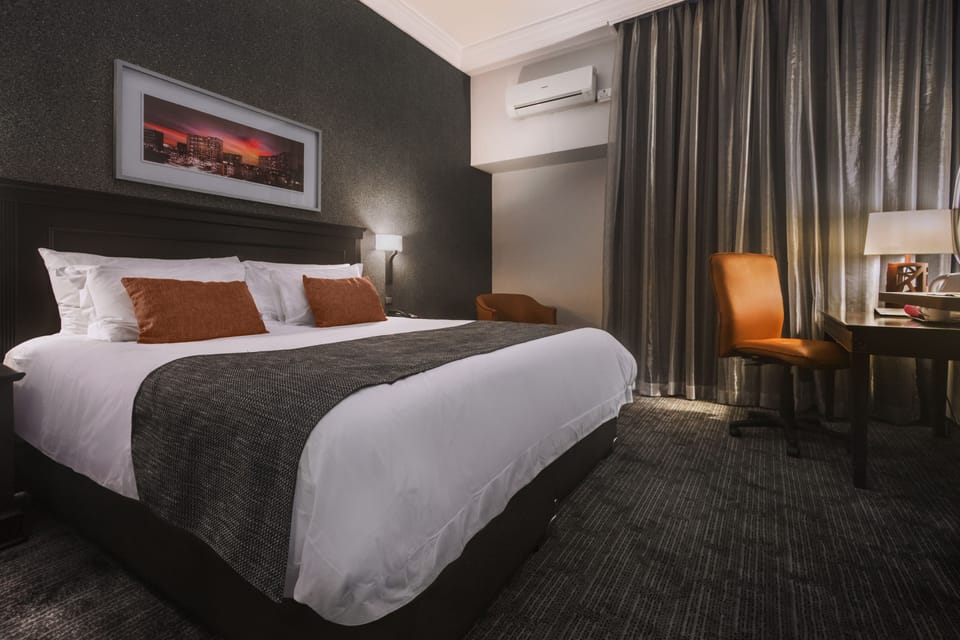 Classic Room | In-room safe, desk, laptop workspace, blackout drapes