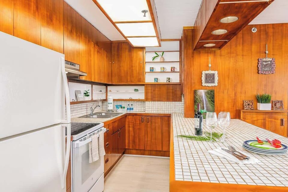 Fully equipped kitchen with countertop and 4 bar stools.