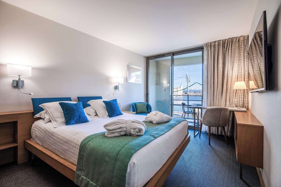 Deluxe Room, 1 Queen Bed, Non Smoking, Sea View | Premium bedding, minibar, in-room safe, desk