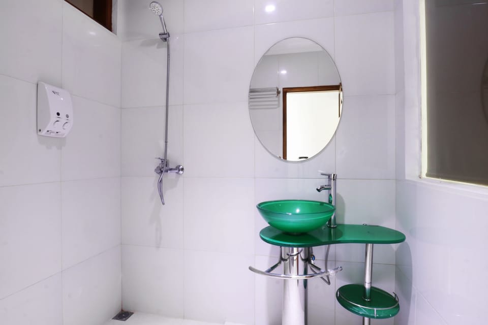Executive Room | Bathroom | Shower, free toiletries, hair dryer, towels