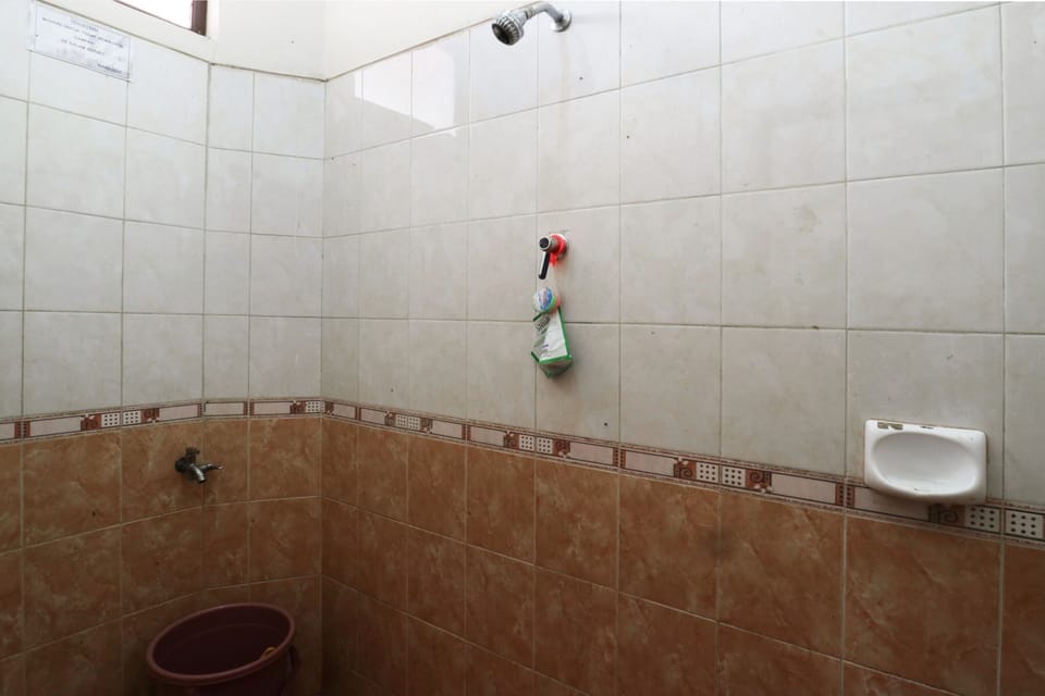 Family Room | Bathroom | Shower, free toiletries, towels