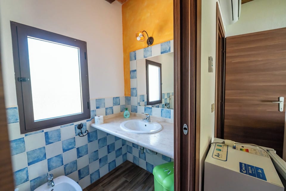 Shower, free toiletries, hair dryer, bidet
