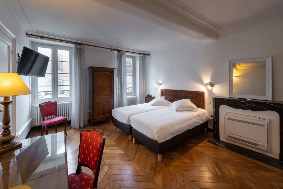 Premium bedding, minibar, desk, blackout drapes