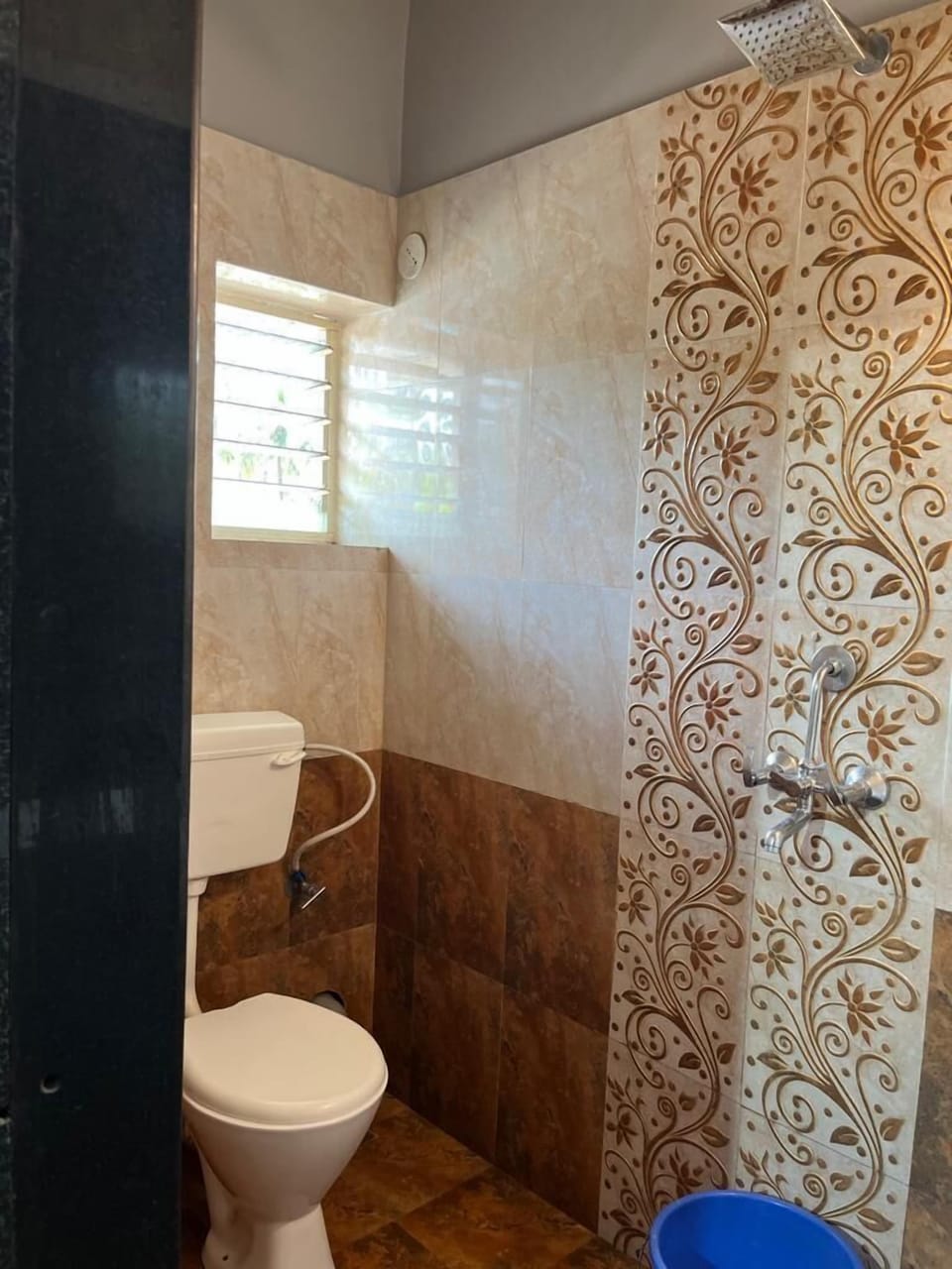 Shower, rainfall showerhead, free toiletries