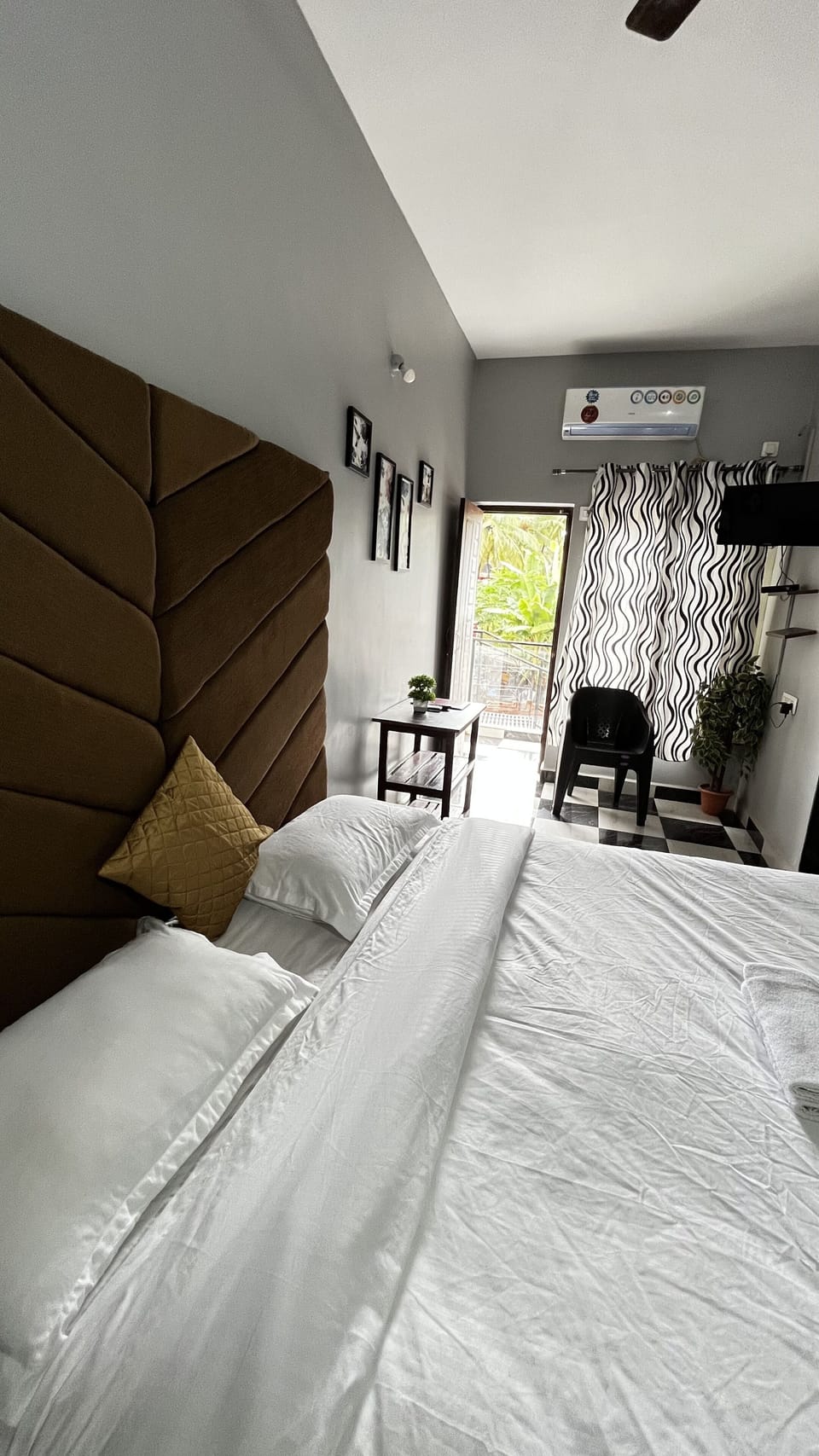 Deluxe Room | Down comforters, in-room safe, desk, rollaway beds