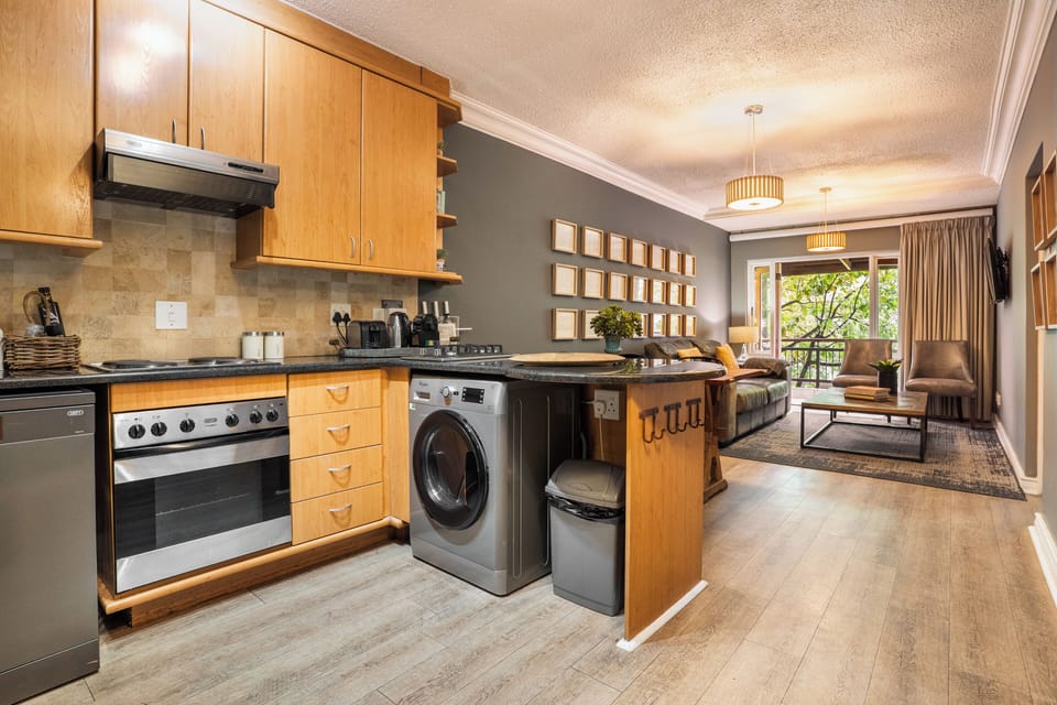 City Apartment, Multiple Beds, Non Smoking | Private kitchen | Fridge, microwave, oven, stovetop