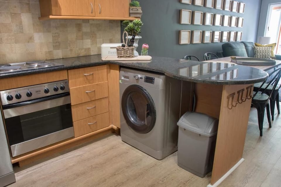 City Apartment, Multiple Beds, Non Smoking | Private kitchen | Fridge, microwave, oven, stovetop