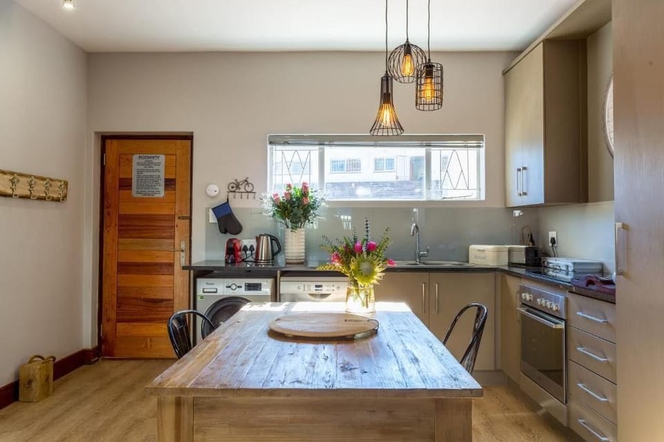 Comfort Apartment, 1 King Bed, Non Smoking | Private kitchen | Full-size fridge, microwave, oven, stovetop