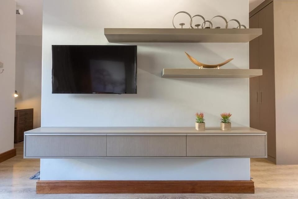 Comfort Apartment, 1 King Bed, Non Smoking | Television