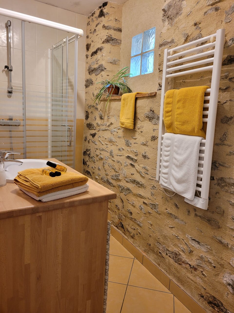 Family Suite, Private Bathroom, Garden View (Au Fil De L'hyrome) | Bathroom | Shower, rainfall showerhead, free toiletries, hair dryer