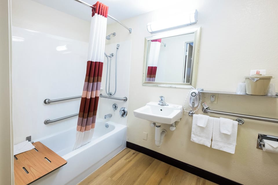 Deluxe Room, 1 King Bed, Accessible (Smoke Free) | Bathroom | Free toiletries, towels, soap, shampoo