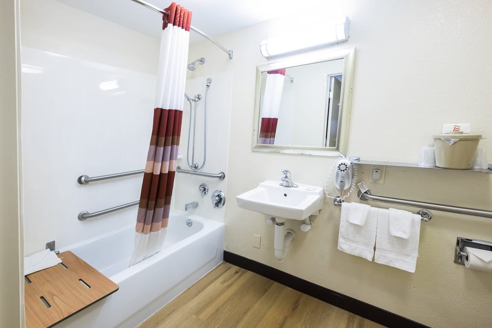 Deluxe Room, 1 King Bed, Accessible (Smoke Free) | Bathroom | Free toiletries, towels, soap, shampoo
